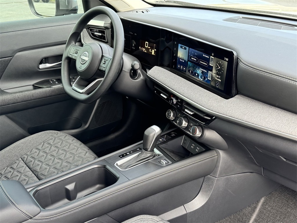 2025 Nissan Kicks SV photo 3
