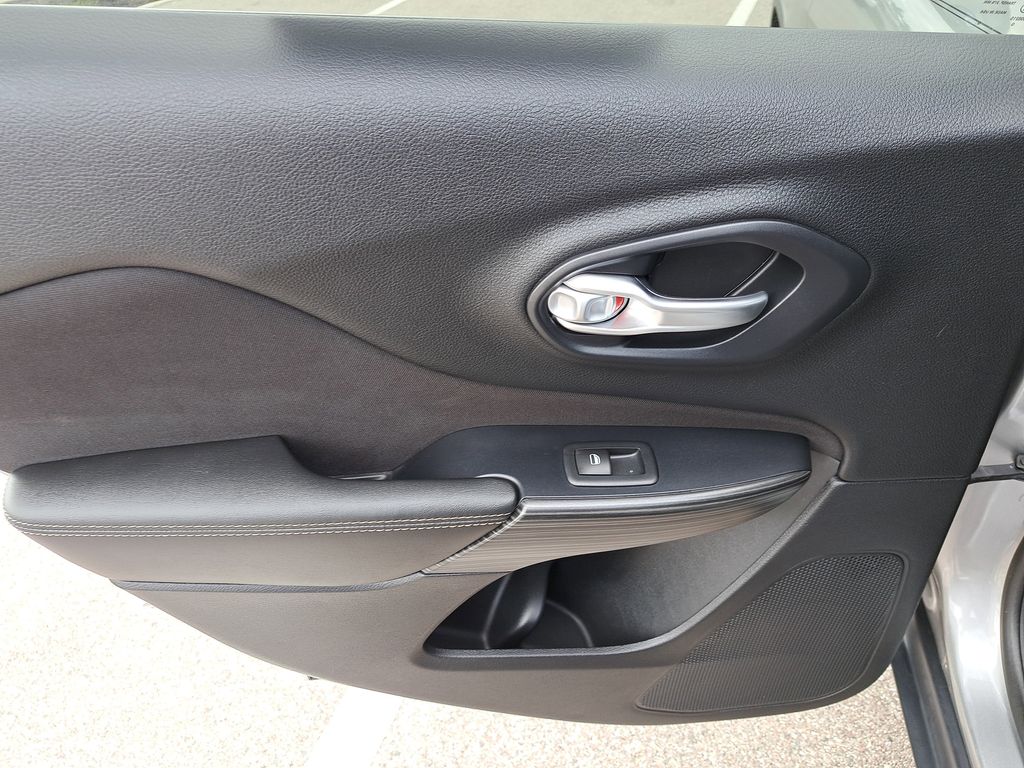 2016 Jeep Cherokee Altitude photo 4