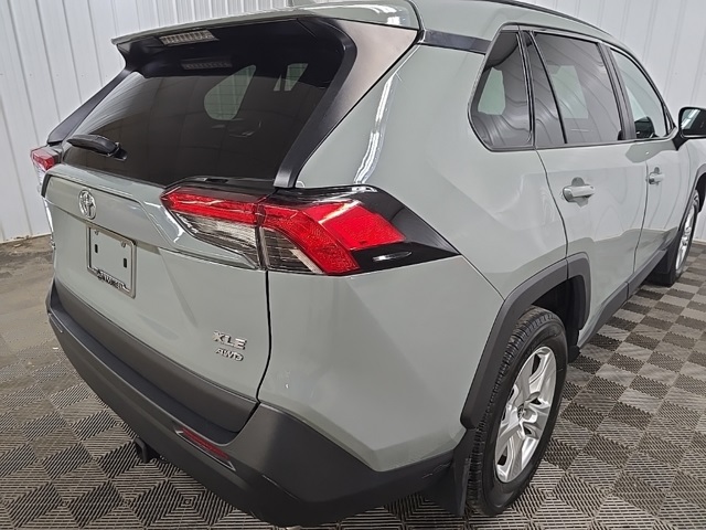 2021 Toyota RAV4 XLE photo 3