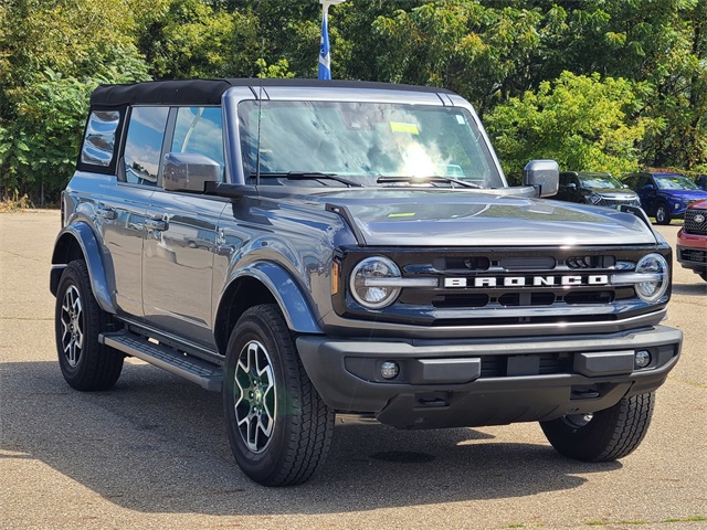2023 Ford Bronco Outer Banks photo 3