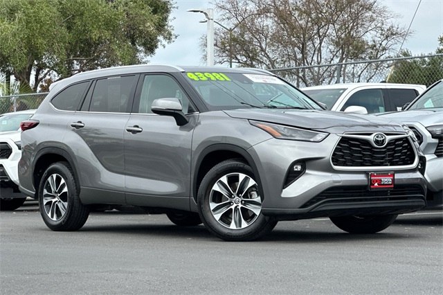 2025 Toyota Highlander XLE photo 2