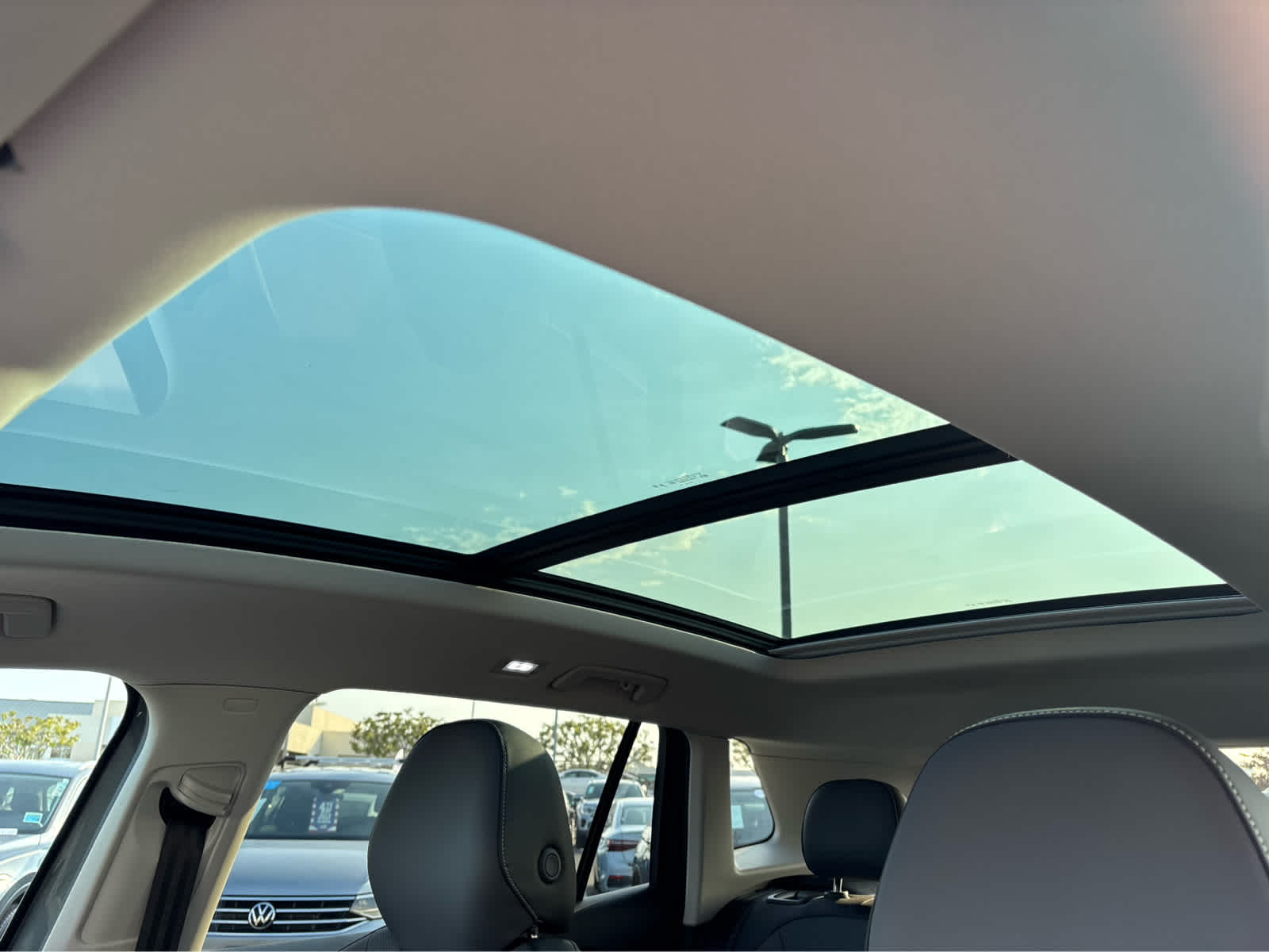 2025 Volkswagen Tiguan SE photo 8