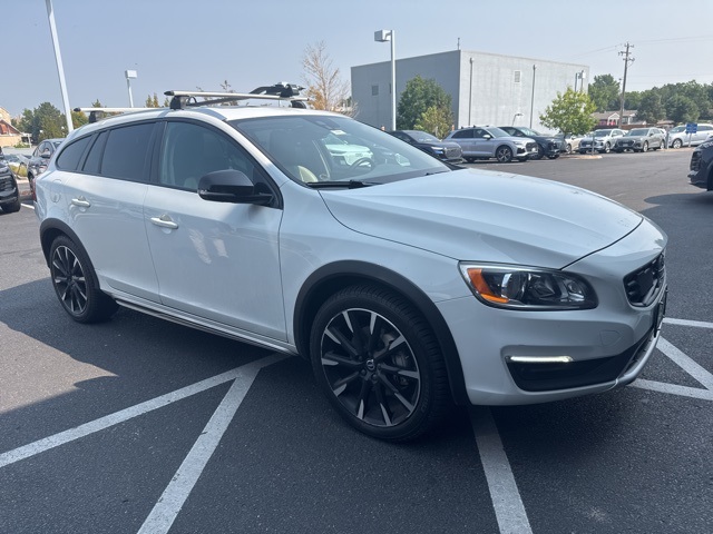 2016 Volvo V60 Cross Country T5 AWD photo 2