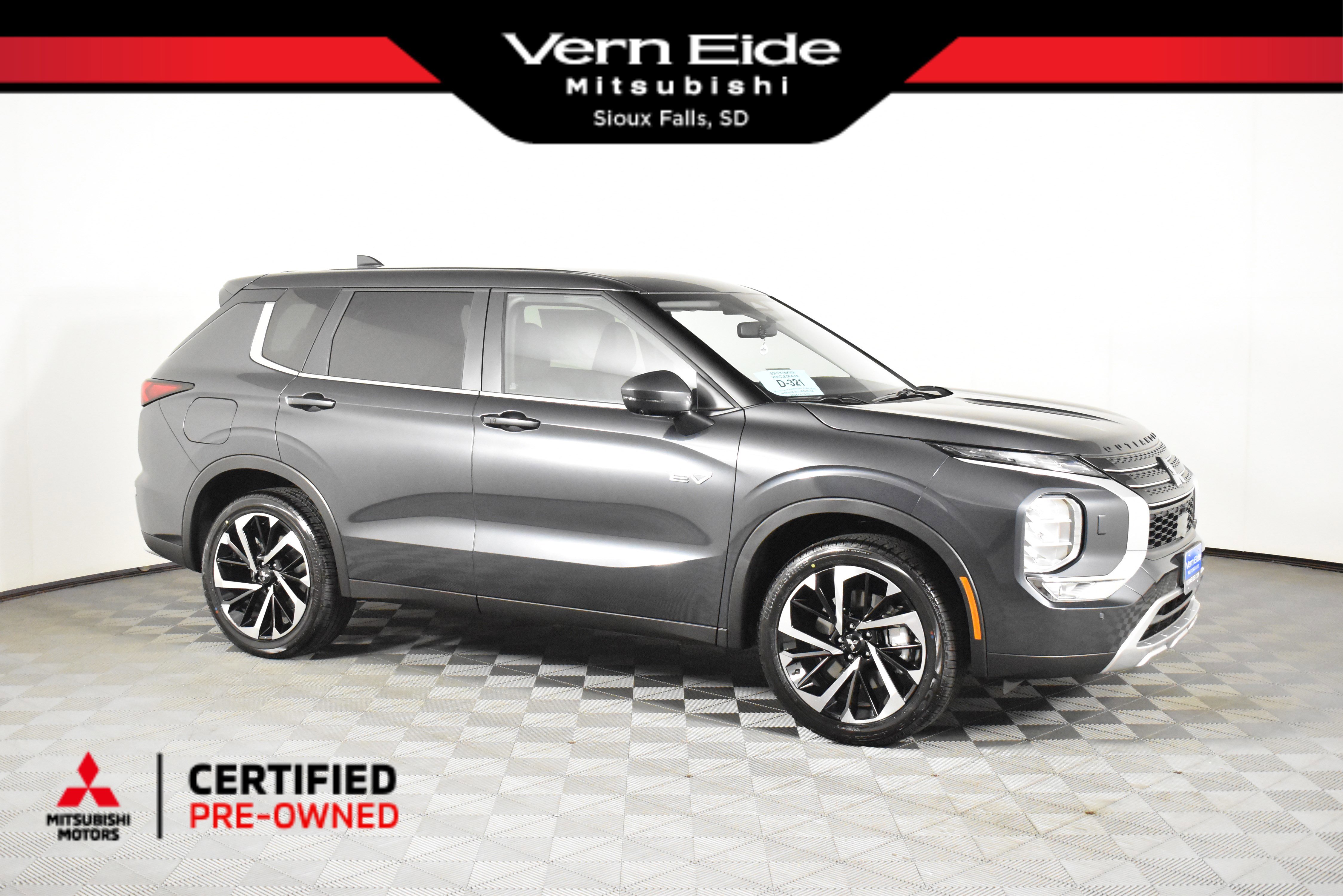 2025 Mitsubishi Outlander Plug-in Hybrid SE's photo