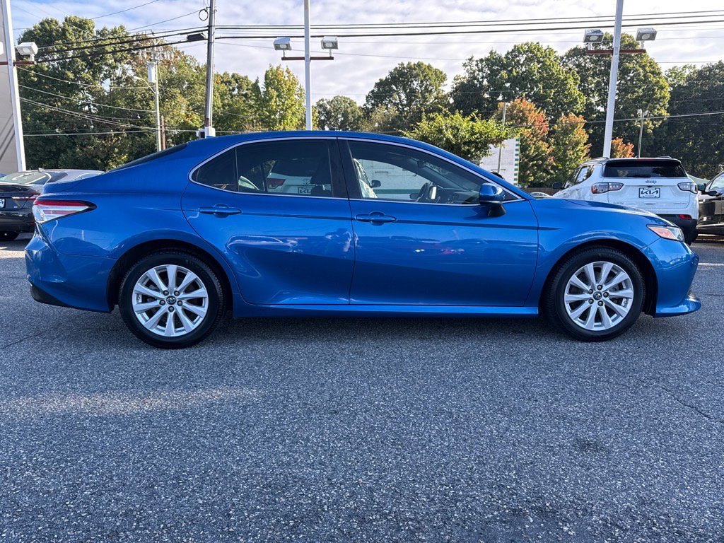 2019 Toyota Camry SE XLE photo 17