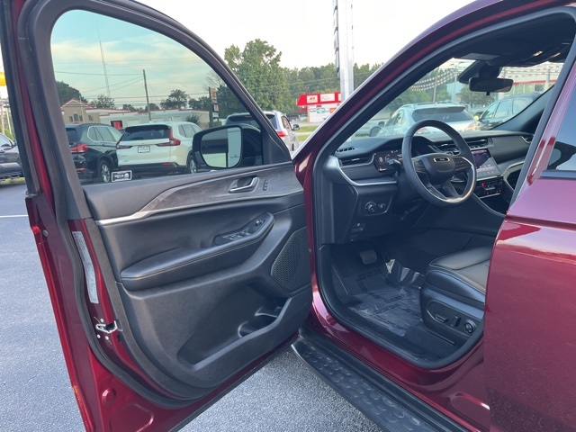 2025 Jeep Grand Cherokee Limited photo 2