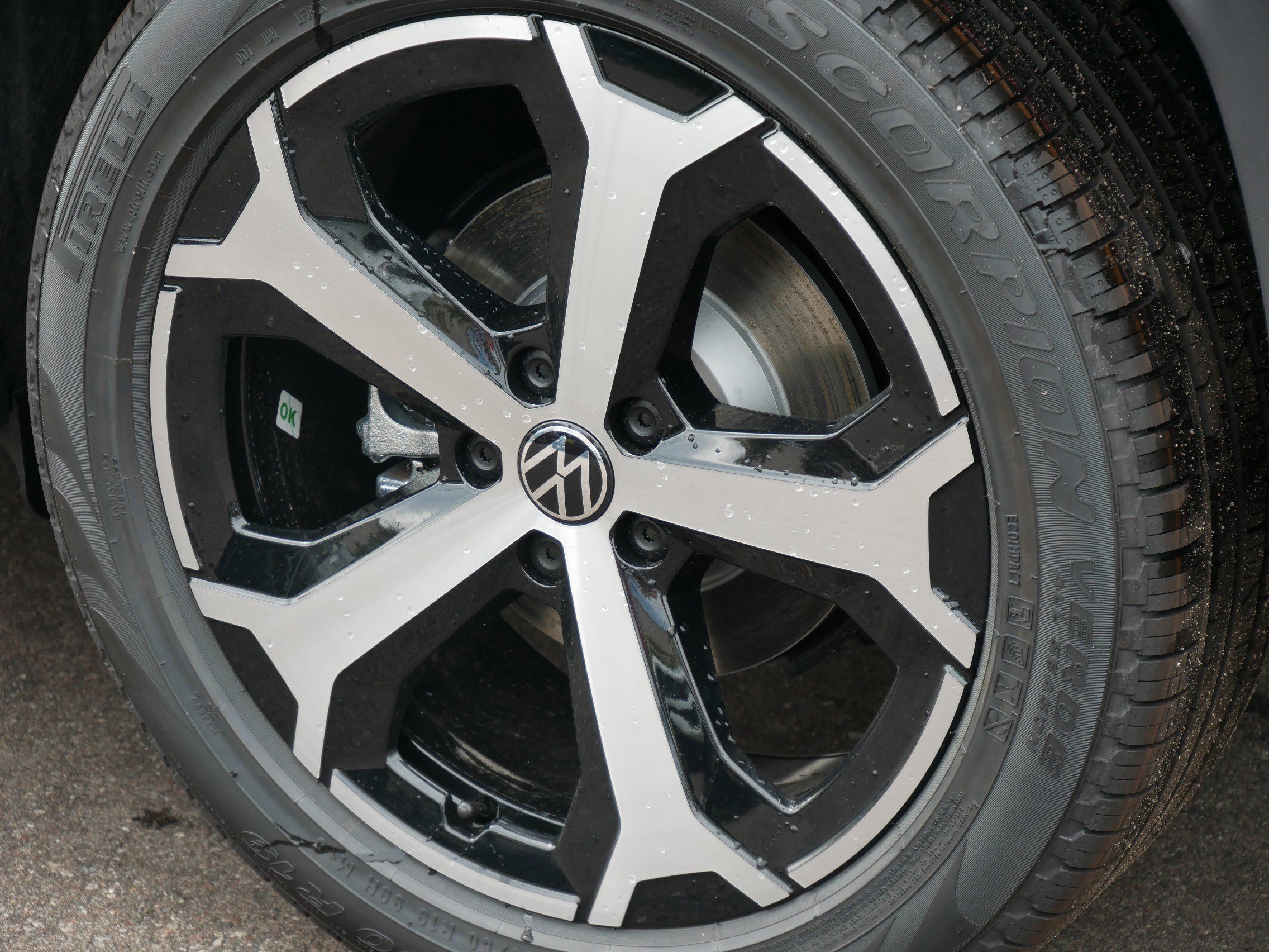 2025 Volkswagen Tiguan SE photo 2