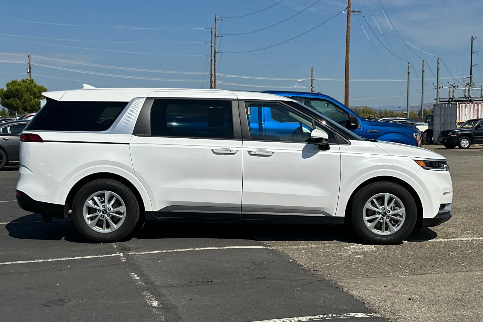 2024 Kia Carnival LX photo 3