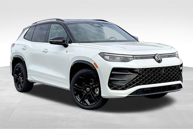 2025 Volkswagen Tiguan SE R-LINE BLACK's photo