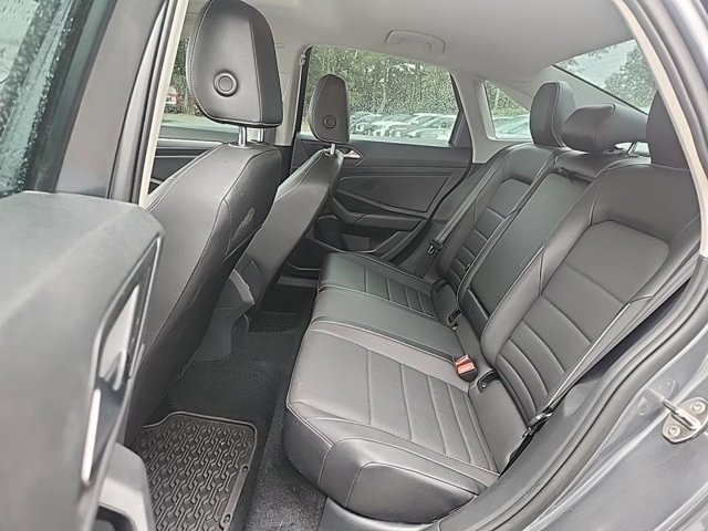 2022 Volkswagen Jetta SE photo 2