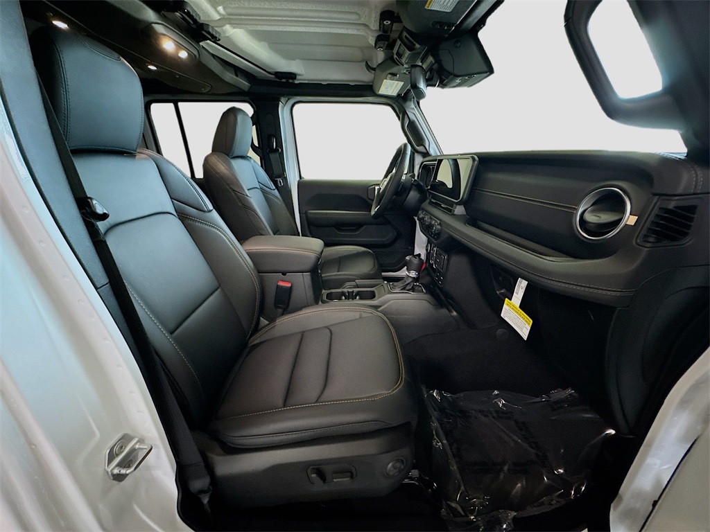2025 Jeep Wrangler Sahara photo 8