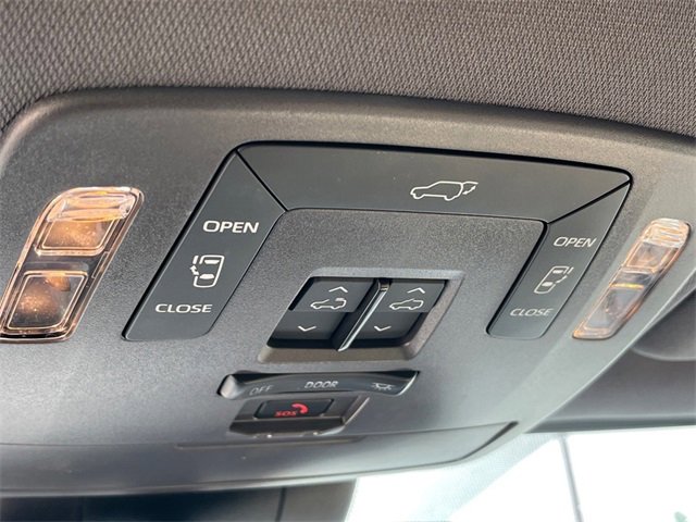 2022 Toyota Sienna XLE photo 13