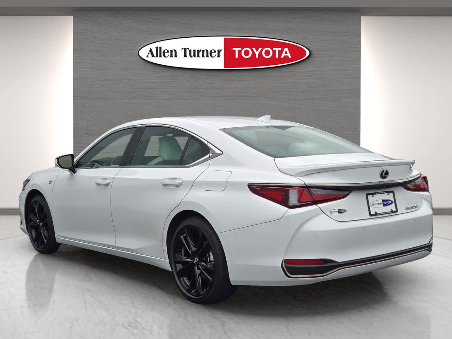 2024 Lexus ES F SPORT Handling photo 3