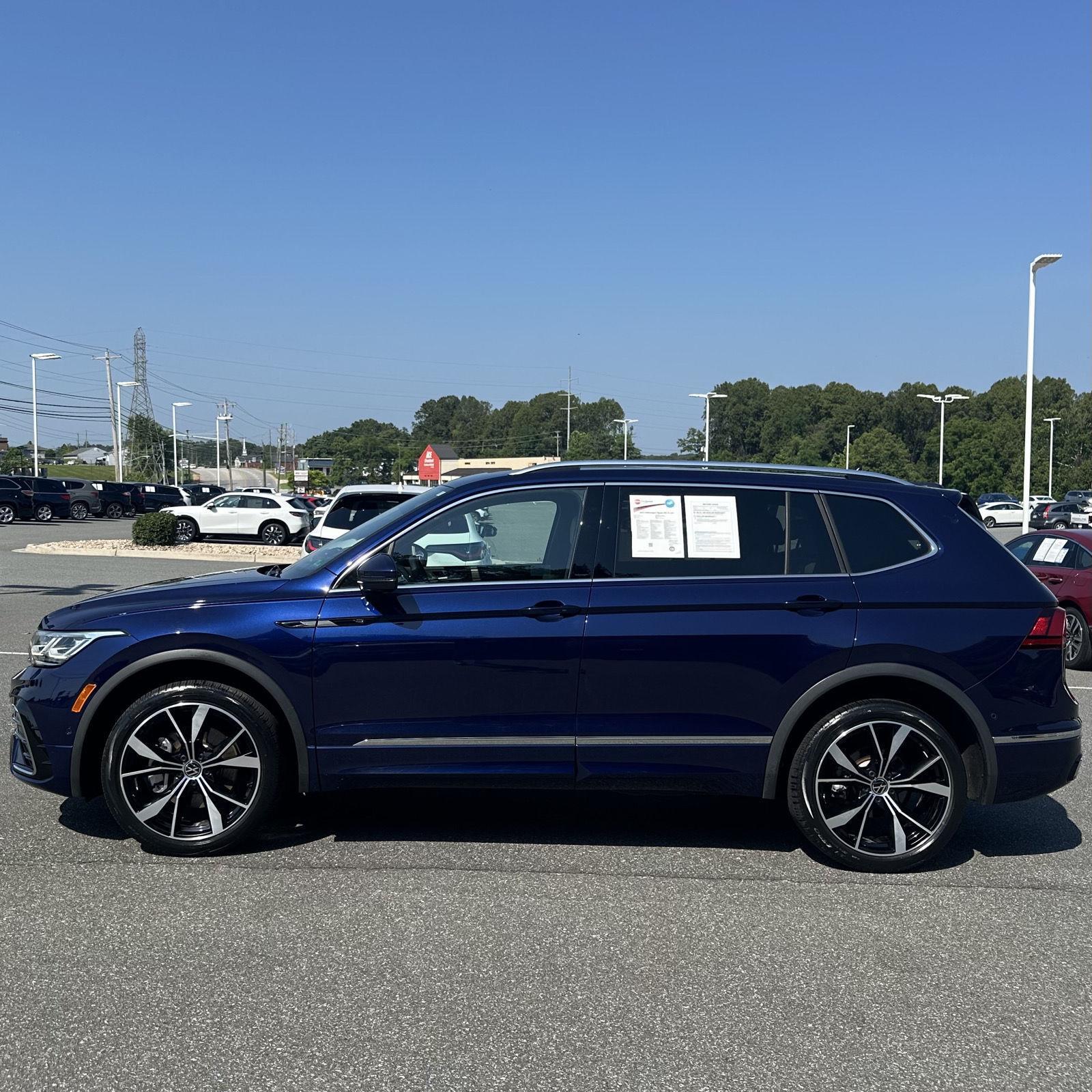 2023 Volkswagen Tiguan SEL R-Line Black photo 2