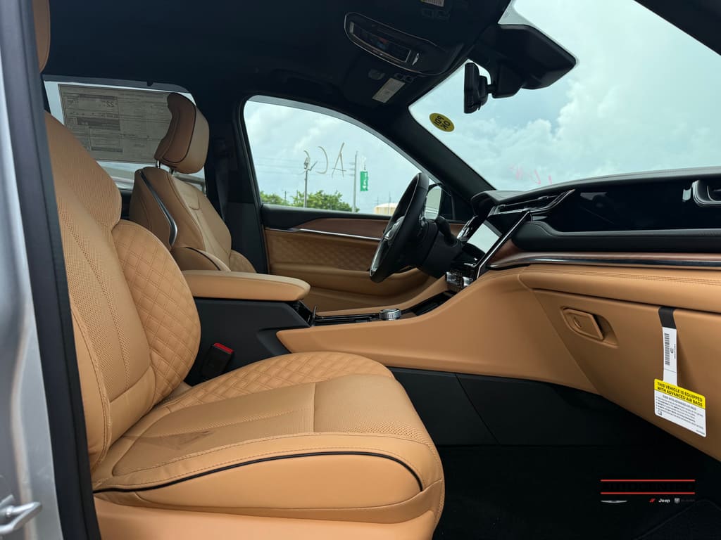 2025 Jeep Grand Cherokee Summit photo 2