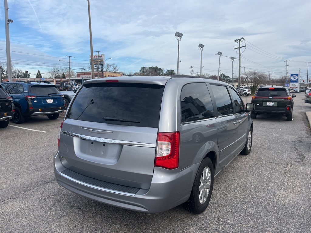 2016 Chrysler Town & Country Touring photo 3