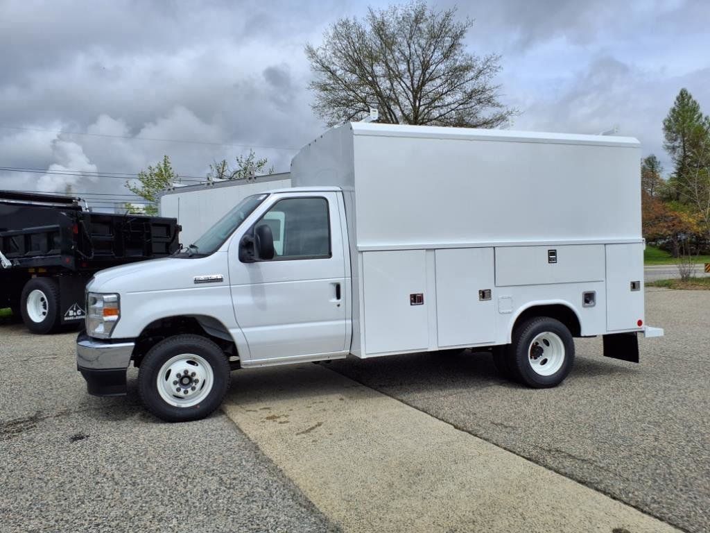 2025 Ford E-350 Base photo 4