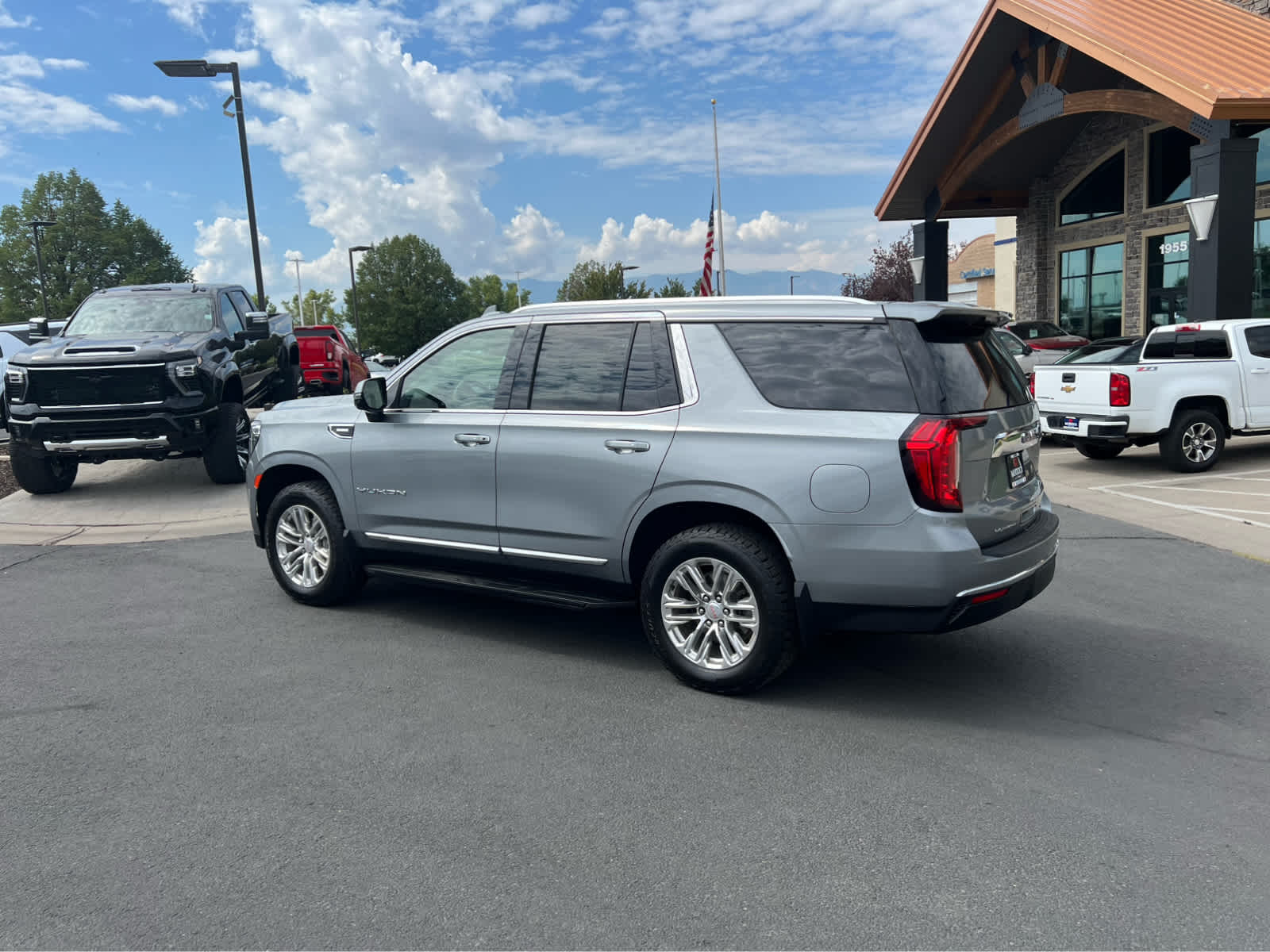 2023 Gmc Yukon SLT photo 2