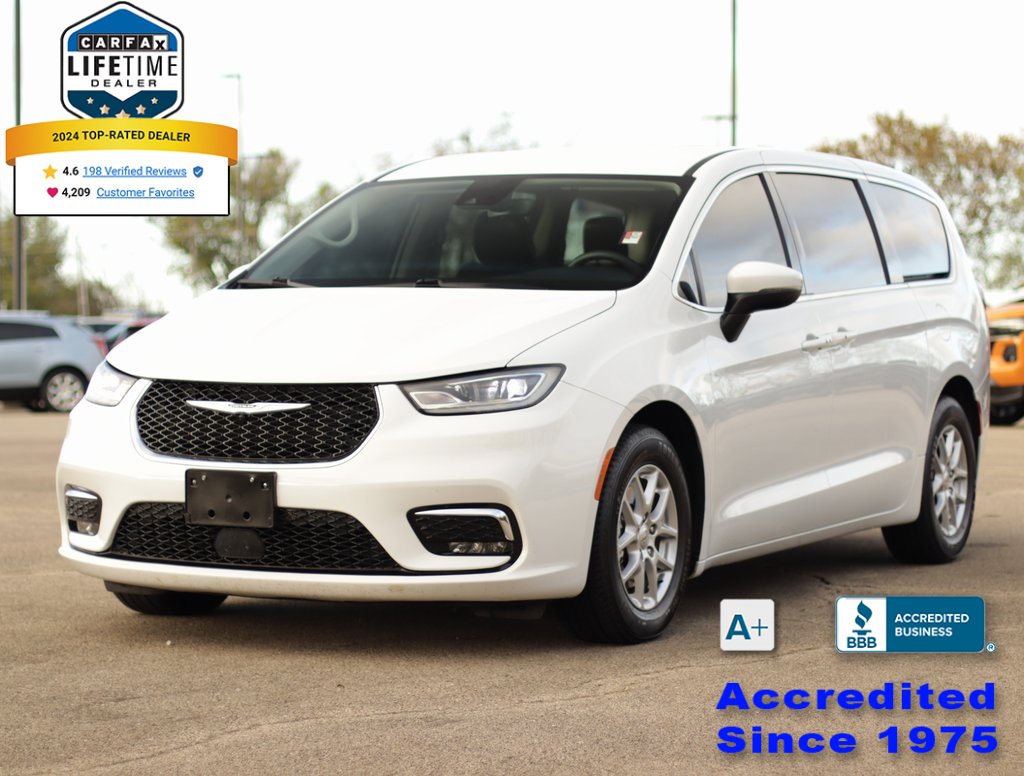 2023 Chrysler Pacifica Touring L photo 3