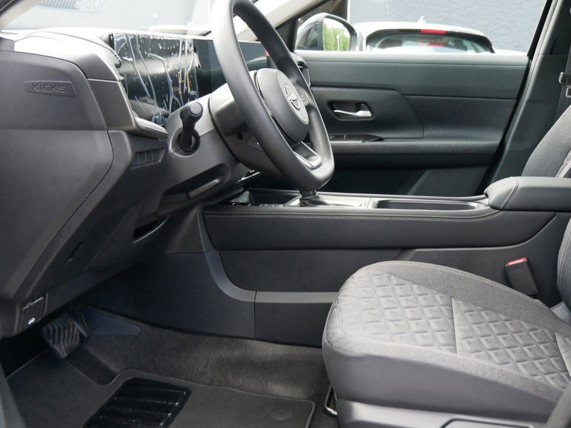 2025 Nissan Kicks SV photo 5