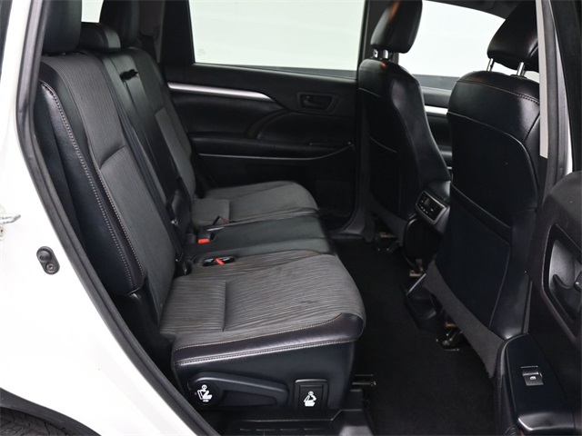 2016 Toyota Highlander LE photo 10