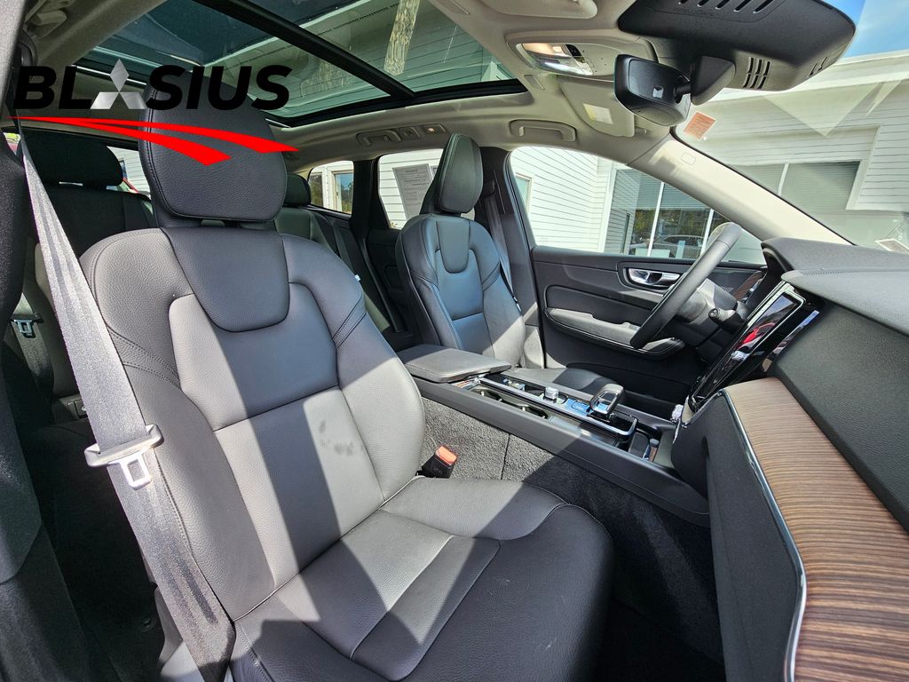 2022 Volvo XC60 B5 Momentum photo 11
