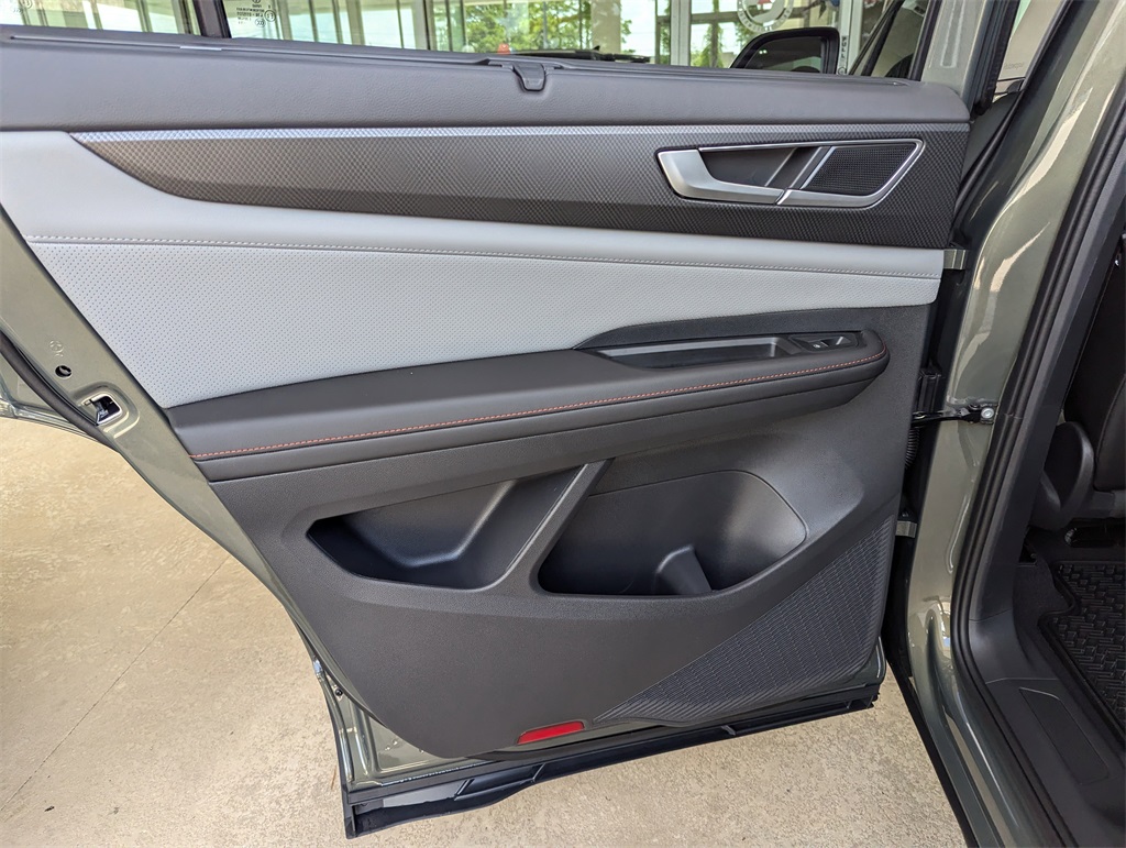 2025 Volkswagen Atlas SE Technology Peak Edition photo 24