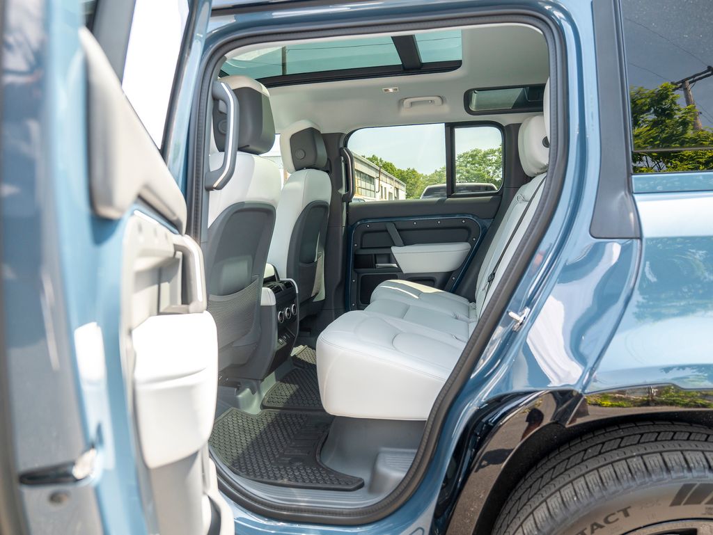 2025 Land Rover Defender 110 X-Dynamic SE photo 20