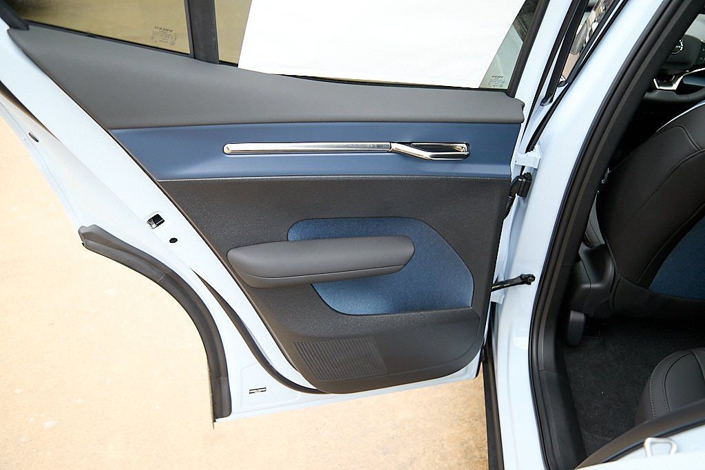 2026 VOLVO EX30 CC - Image 17