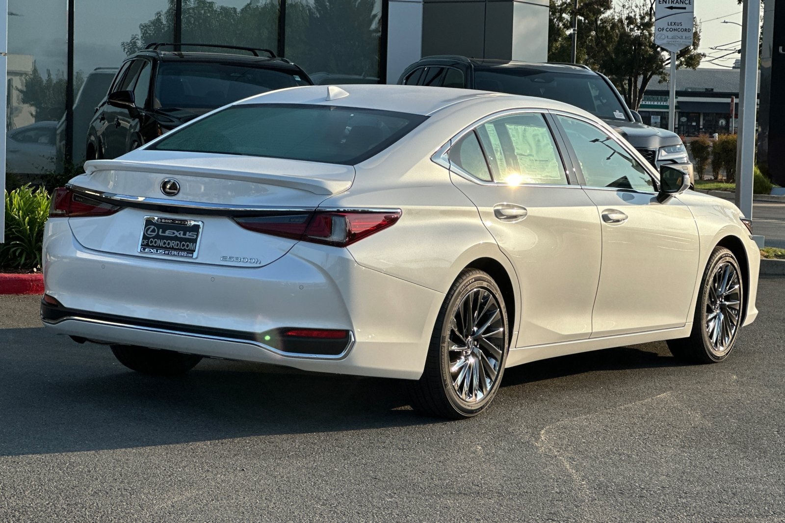 2025 Lexus ES 300h Luxury photo 4