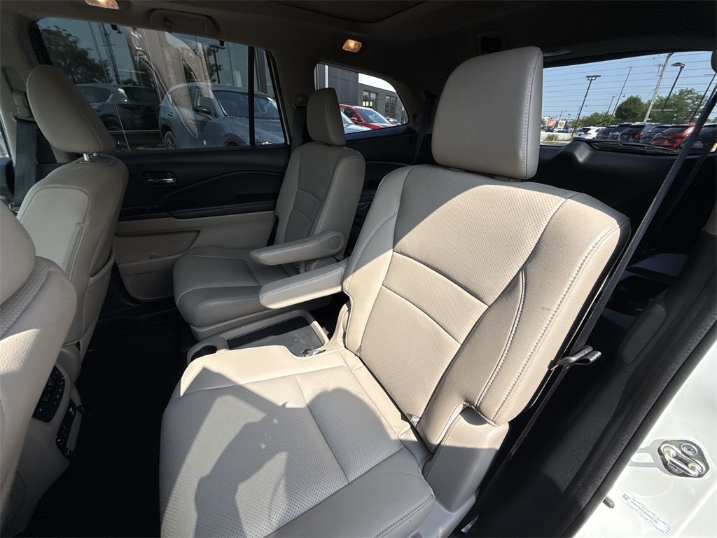2016 Honda Pilot Elite photo 23