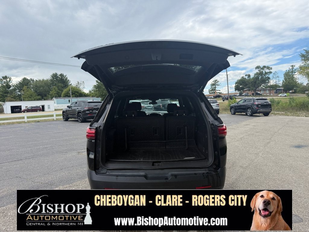 2023 Chevrolet Traverse Cloth photo 2