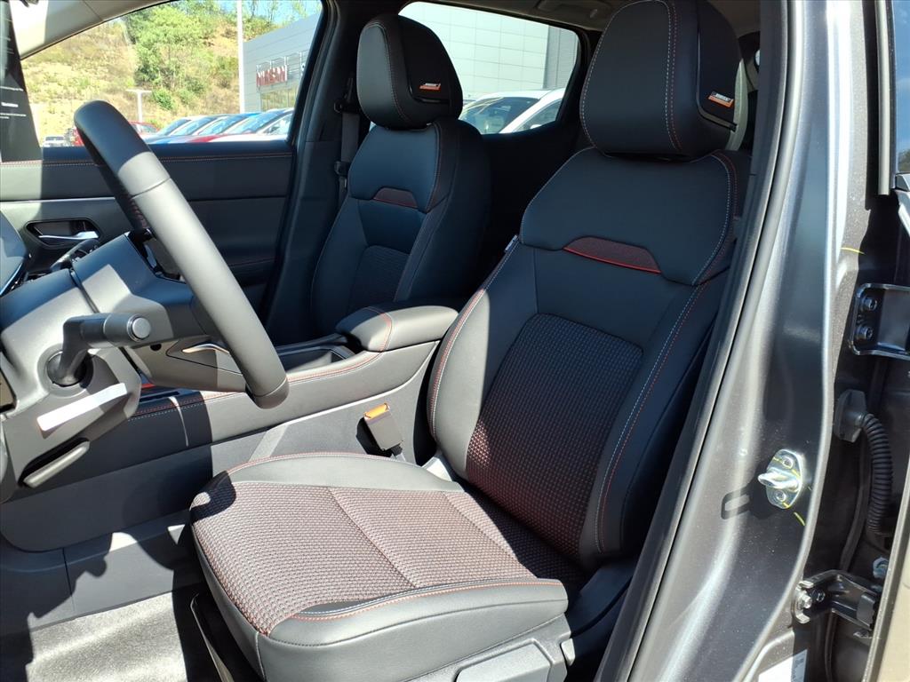 2025 Nissan Kicks SR photo 4