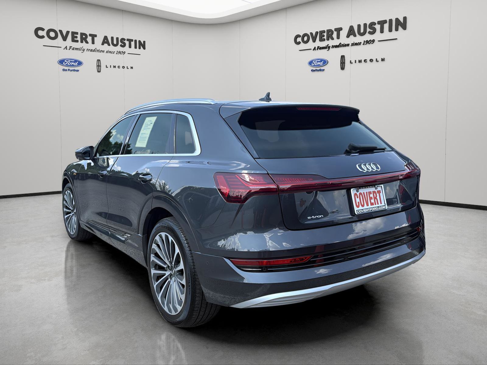 2019 Audi e-tron Prestige photo 3