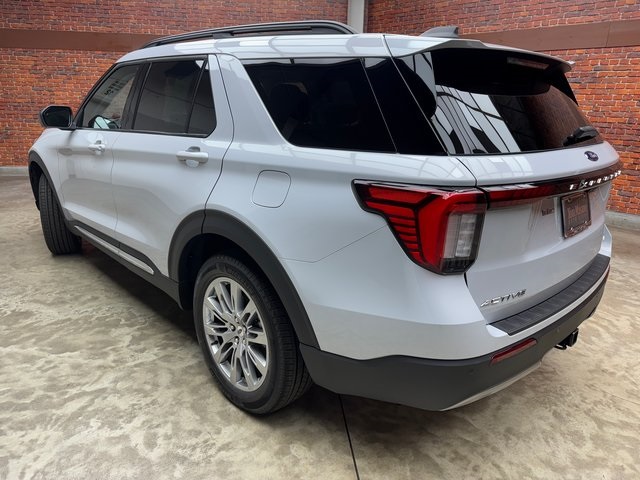 2025 Ford Explorer photo 3