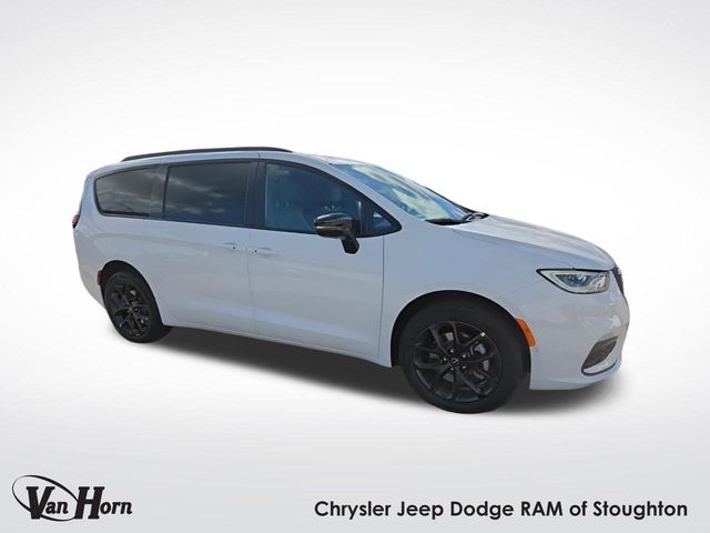 2026 Chrysler Pacifica Limited's photo