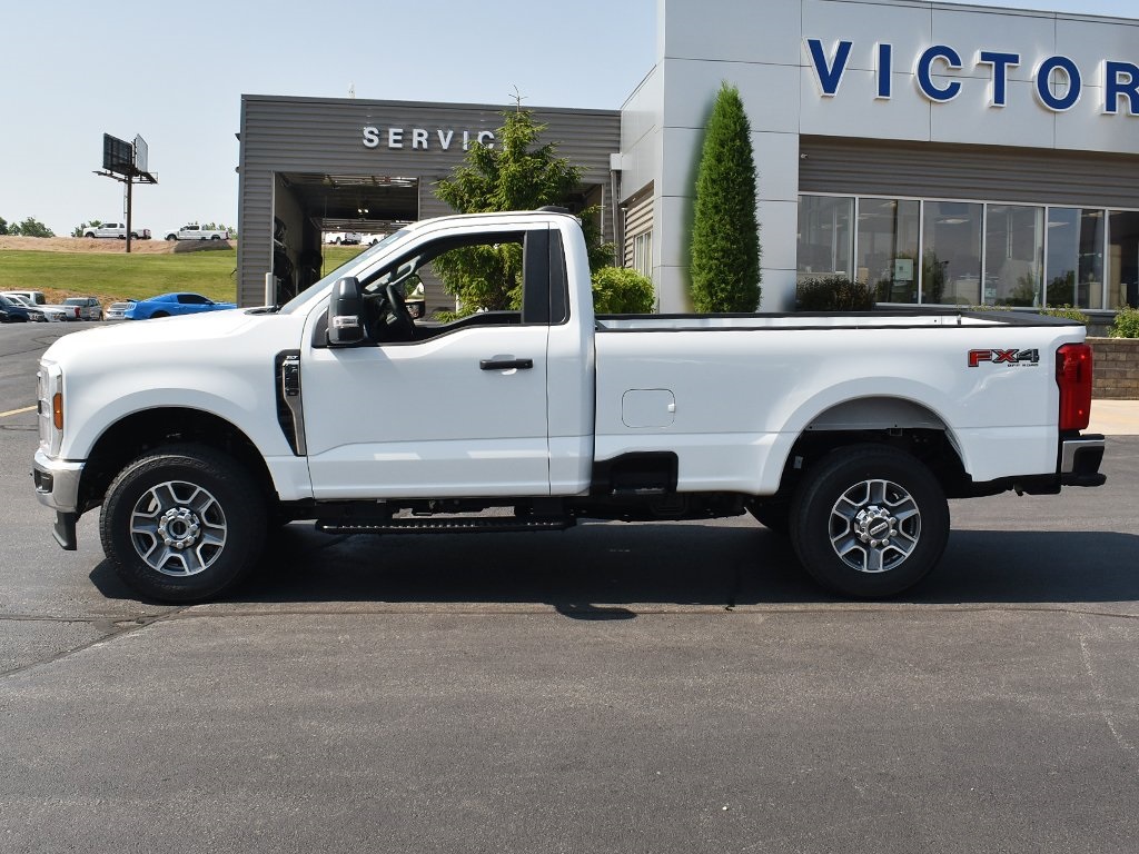 2025 Ford F-350 XLT photo 2