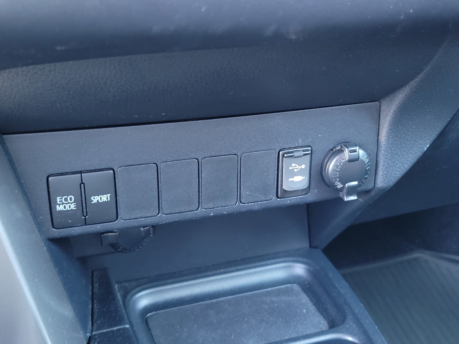 2018 Toyota RAV4 XLE photo 25