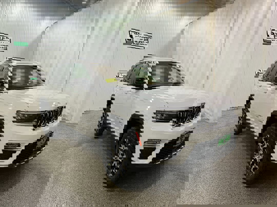 2025 Jeep Grand Cherokee Limited photo 3