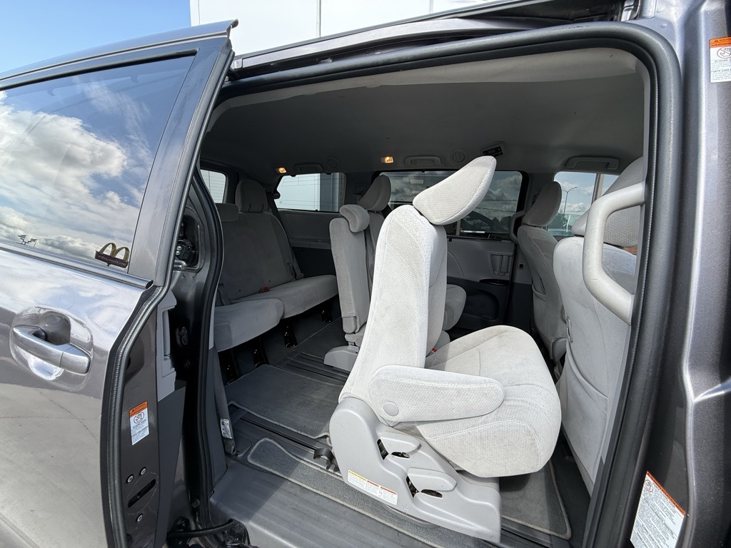 2020 Toyota Sienna LE photo 12