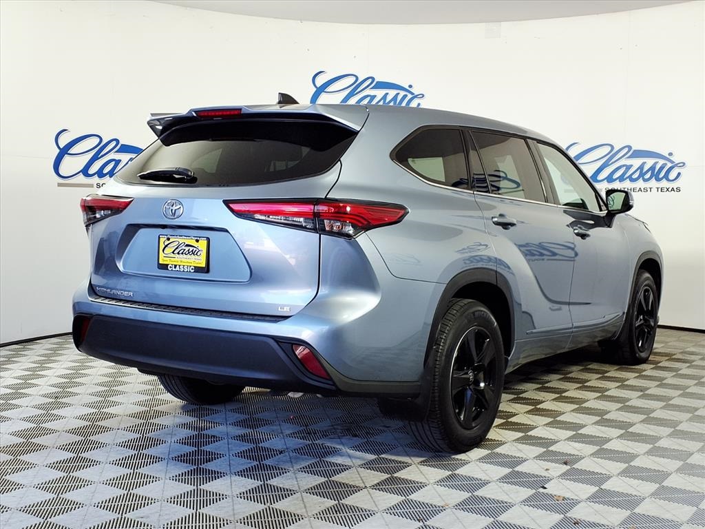 2022 Toyota Highlander LE photo 6