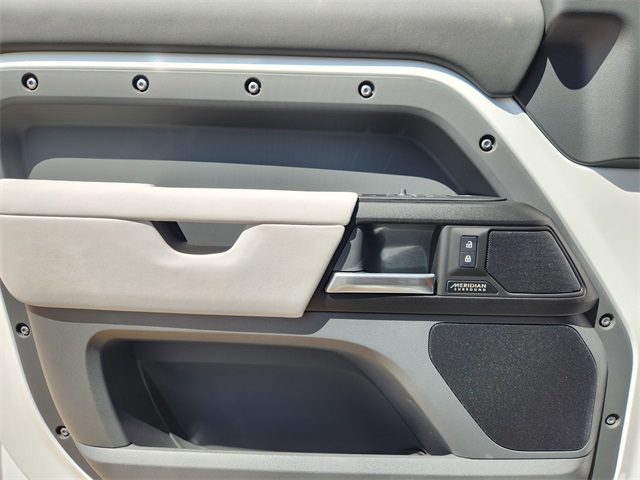 2025 Land Rover Defender 130 V8 photo 13