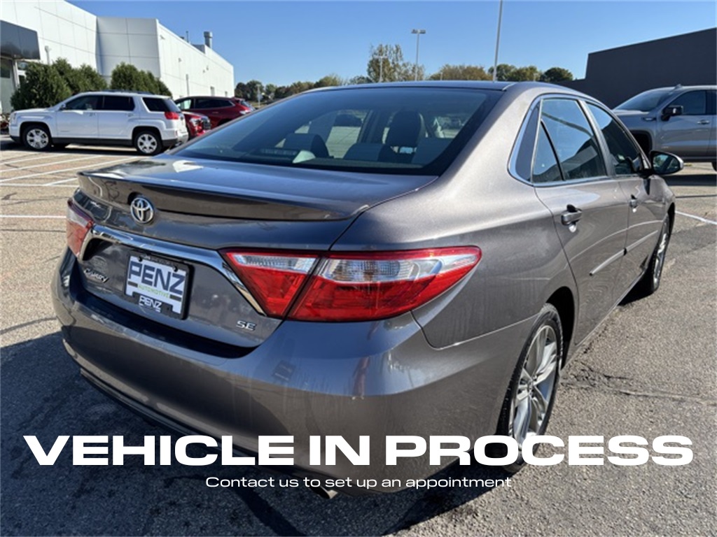 2016 Toyota Camry SE photo 3