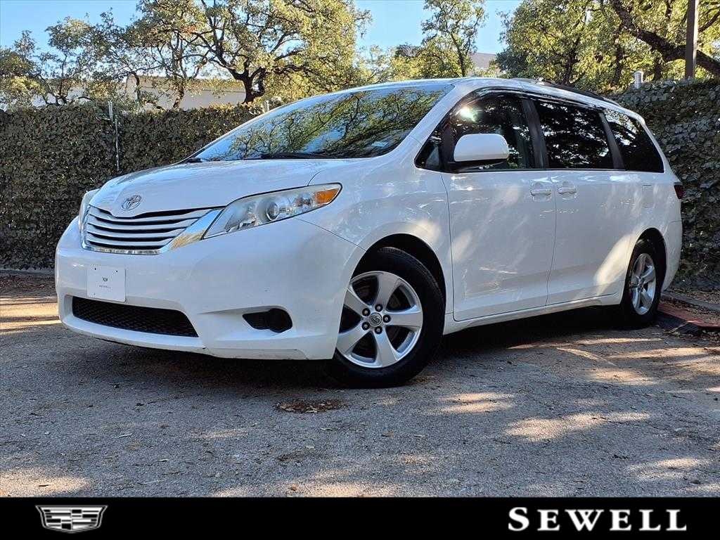 2015 Toyota Sienna LE's photo