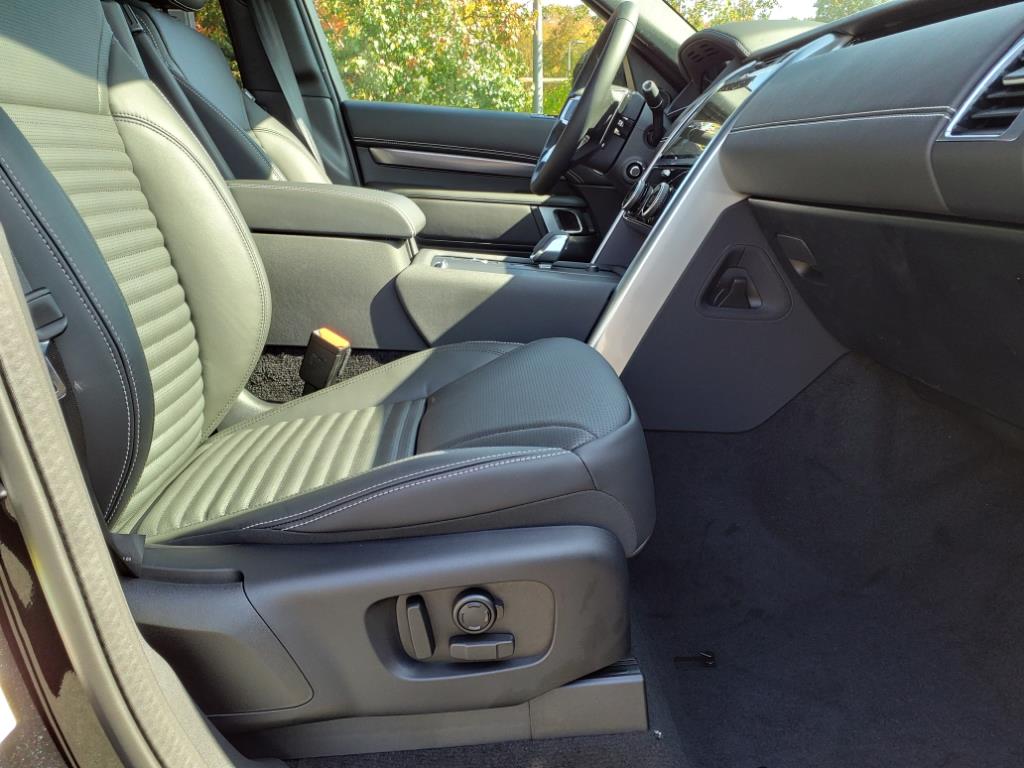 2025 Land Rover Discovery Metropolitan Edition photo 3