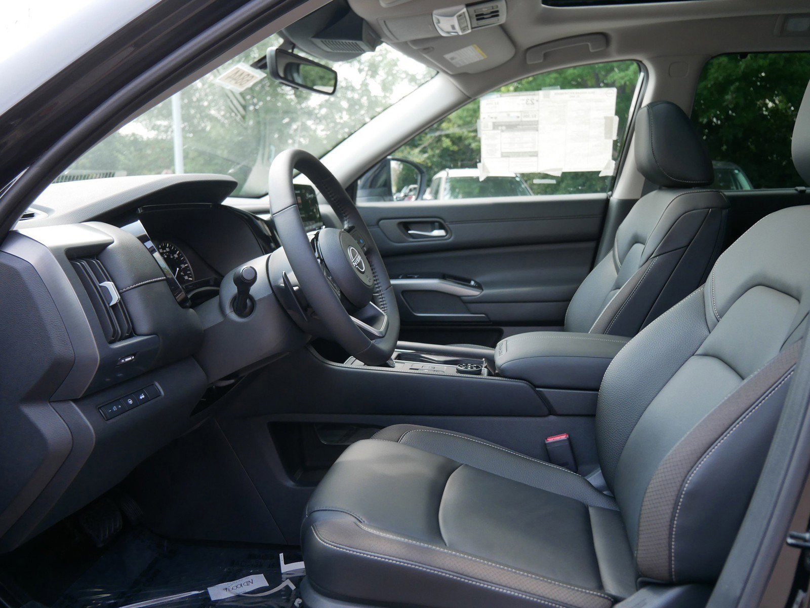 2025 Nissan Pathfinder SL photo 4