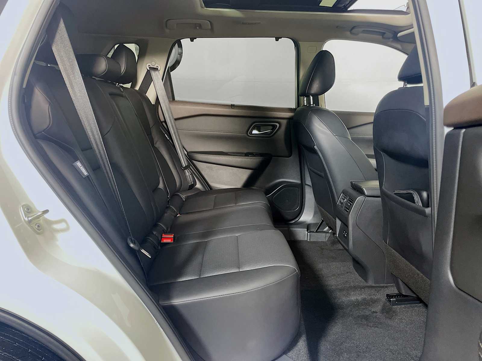 2022 Nissan Rogue SV photo 23
