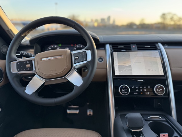 2025 Land Rover Discovery Metropolitan Edition photo 12