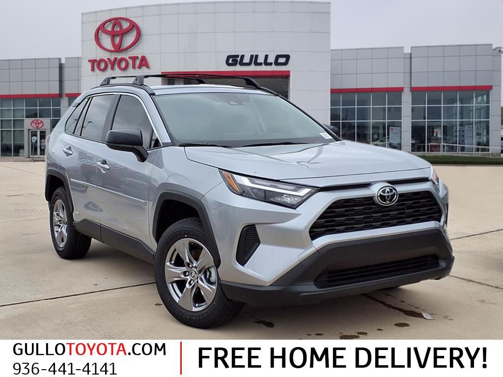 2025 Toyota RAV4 LE's photo