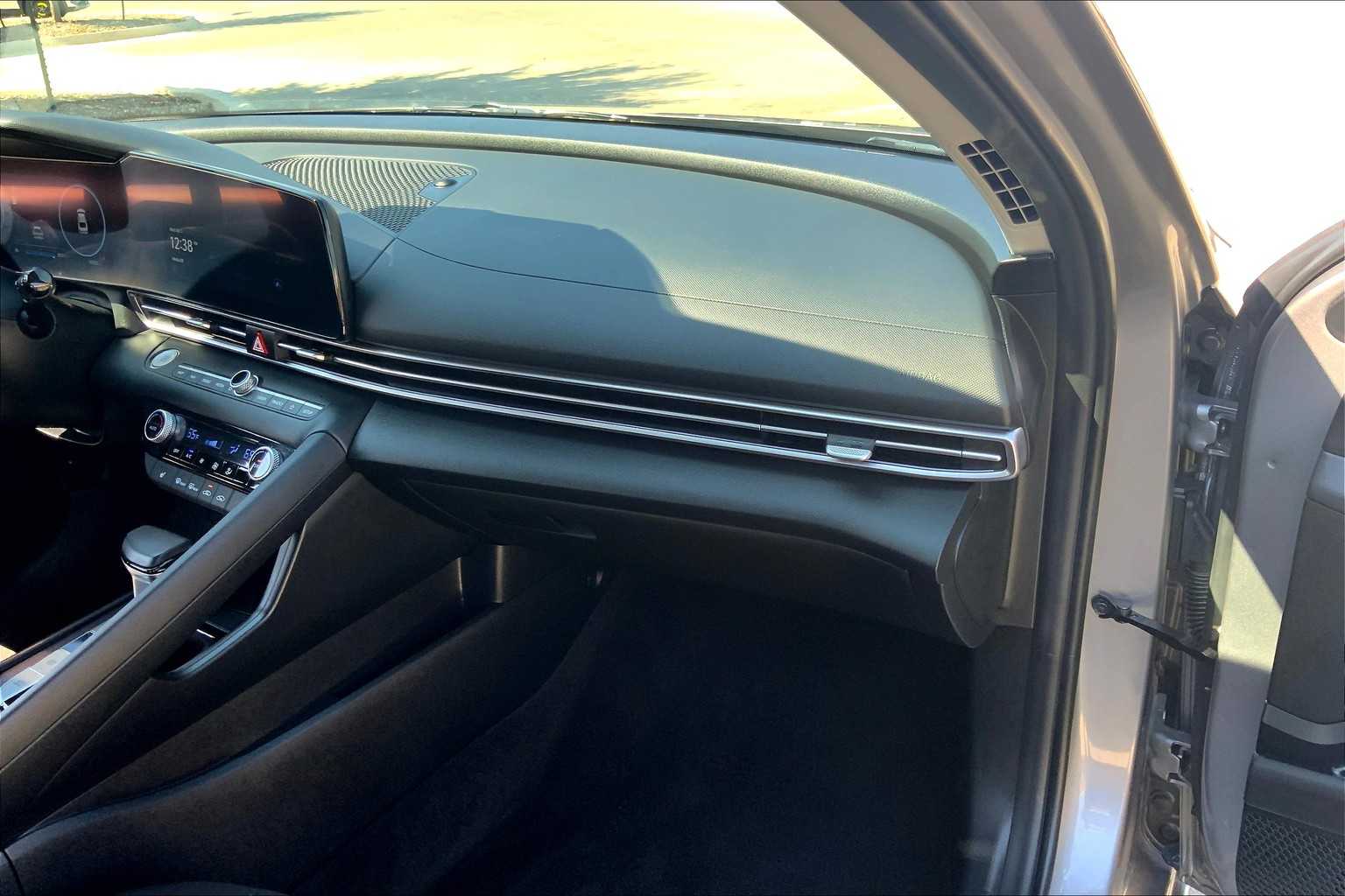 2025 Hyundai Elantra SEL Convenience photo 17